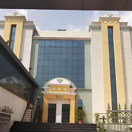 Club 7 Resort And Banquets بريلي المظهر الخارجي الصورة