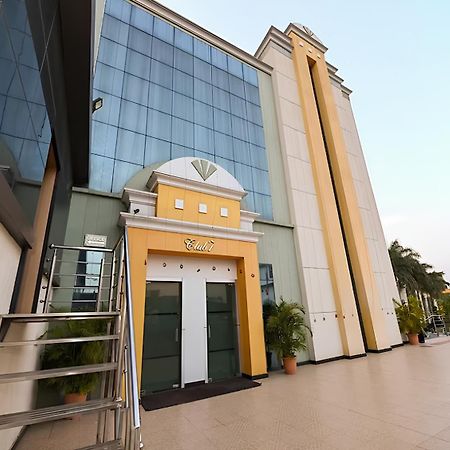Club 7 Resort And Banquets بريلي المظهر الخارجي الصورة