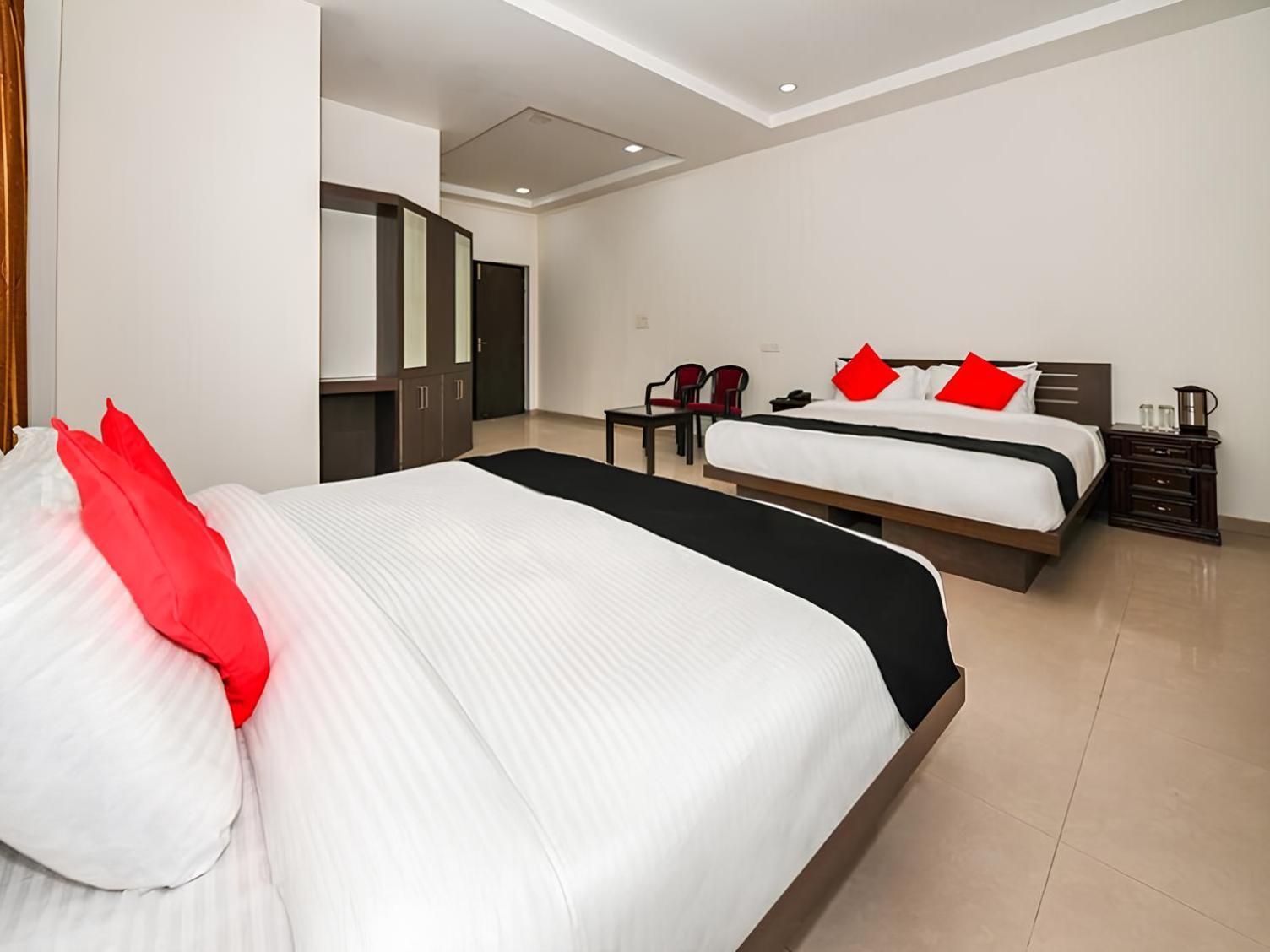 Club 7 Resort And Banquets بريلي المظهر الخارجي الصورة