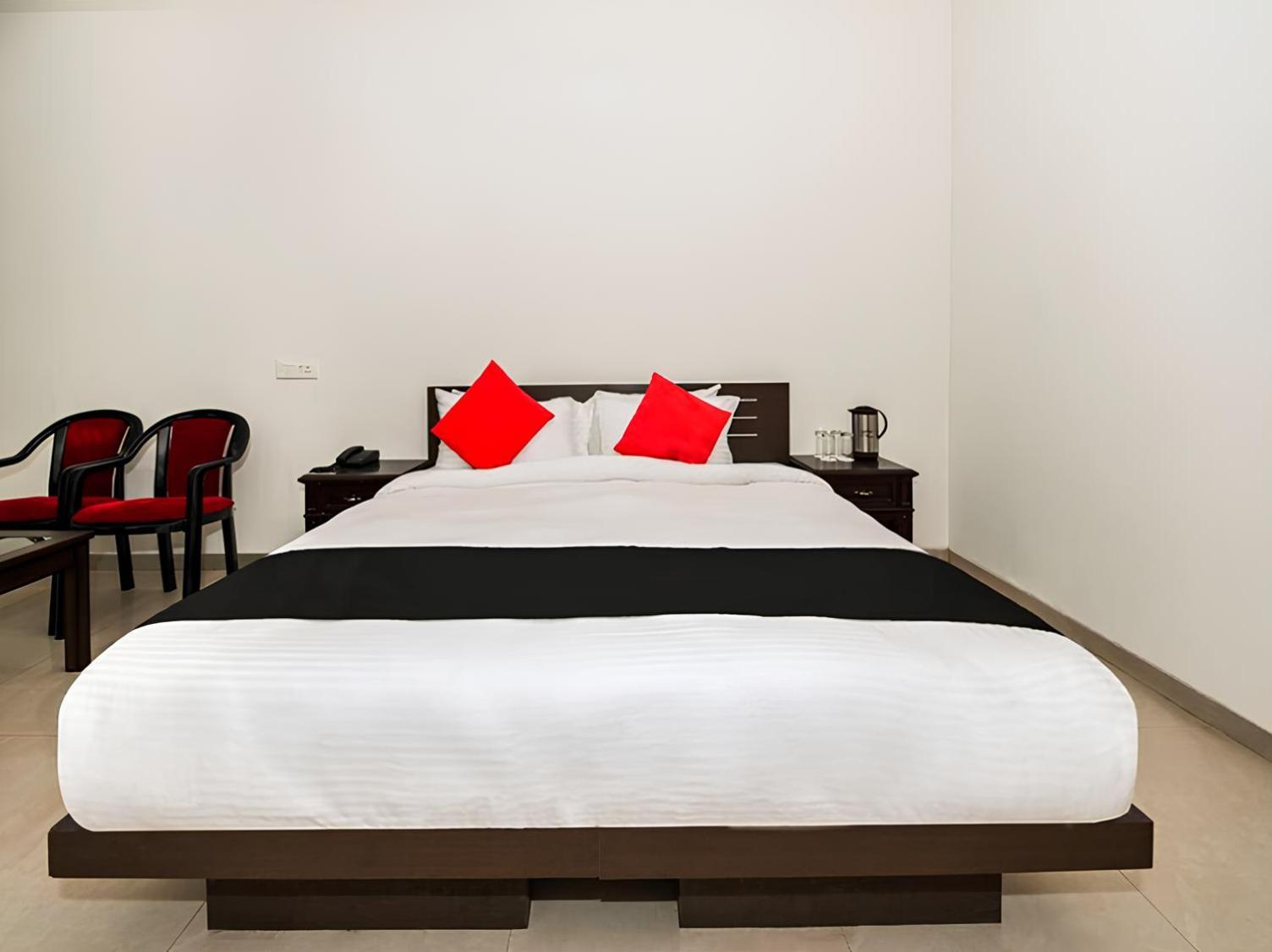 Club 7 Resort And Banquets بريلي المظهر الخارجي الصورة