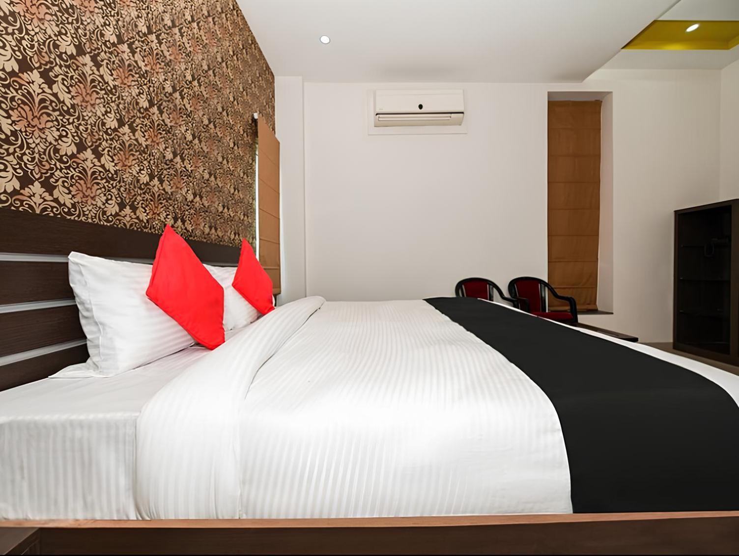 Club 7 Resort And Banquets بريلي المظهر الخارجي الصورة